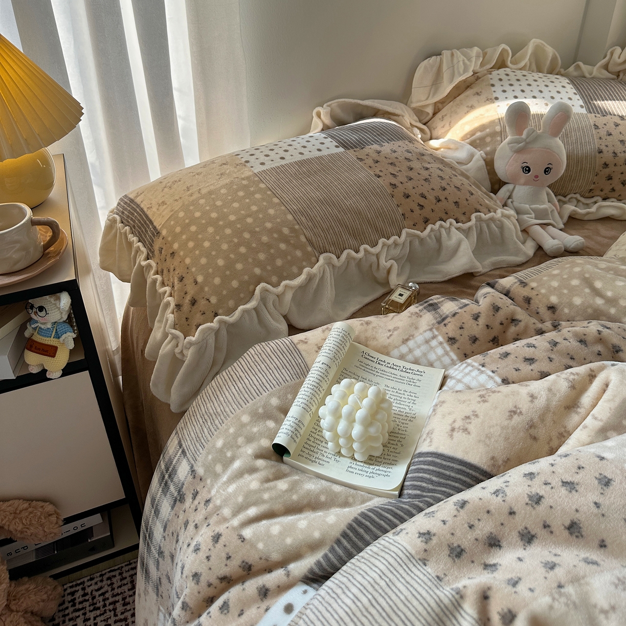 91家纺网 家纺一手货源 找家纺 艾咪-Amy ntmy 2025新款博主风花边款牛奶绒四件套-花栖礼 花栖礼-咖