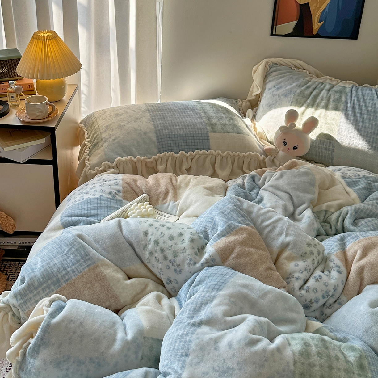 91家纺网 家纺一手货源 找家纺 艾咪-Amy ntmy 2025新款博主风花边款牛奶绒四件套-花栖礼 花栖礼-蓝