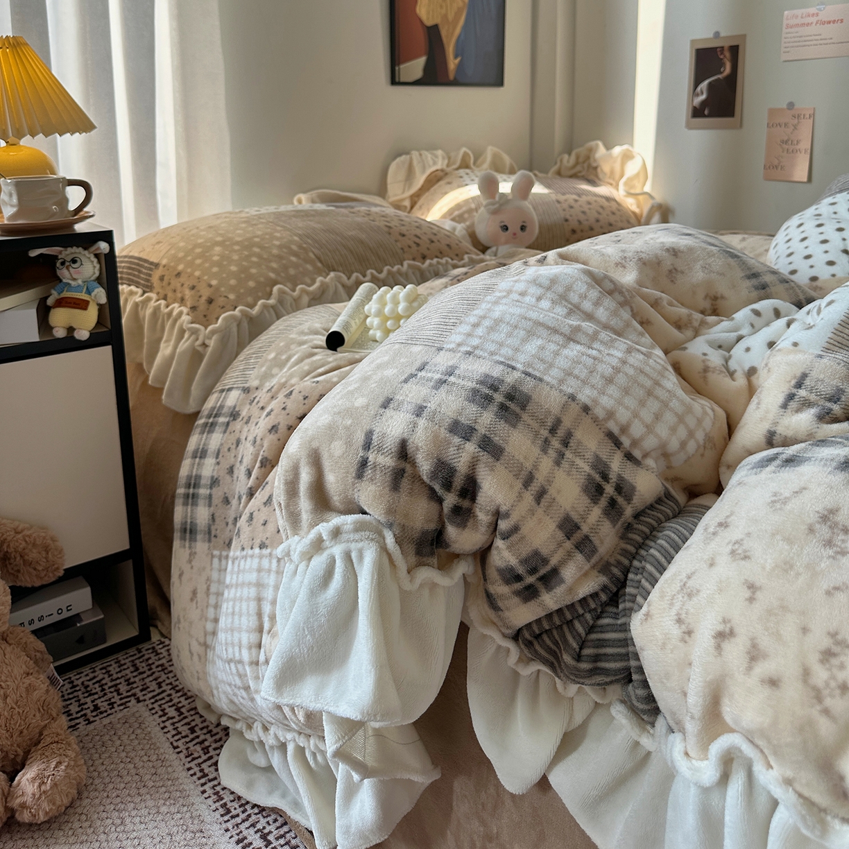 91家纺网 家纺一手货源 找家纺 艾咪-Amy ntmy 2025新款博主风花边款牛奶绒四件套-花栖礼 花栖礼-咖