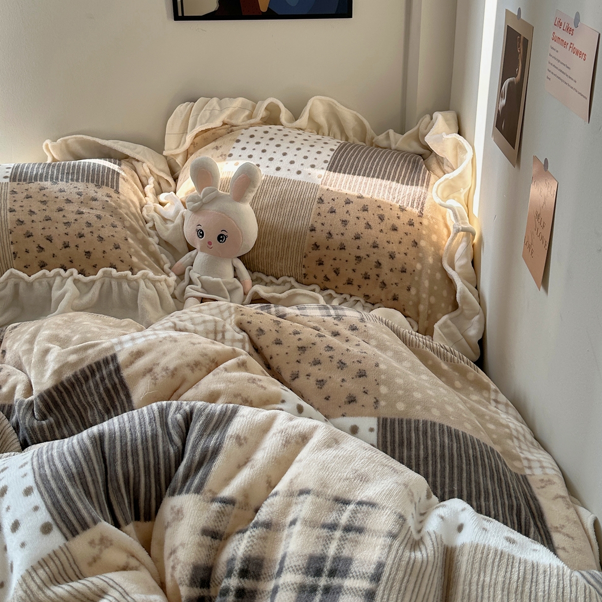 91家纺网 家纺一手货源 找家纺 艾咪-Amy ntmy 2025新款博主风花边款牛奶绒四件套-花栖礼 花栖礼-咖