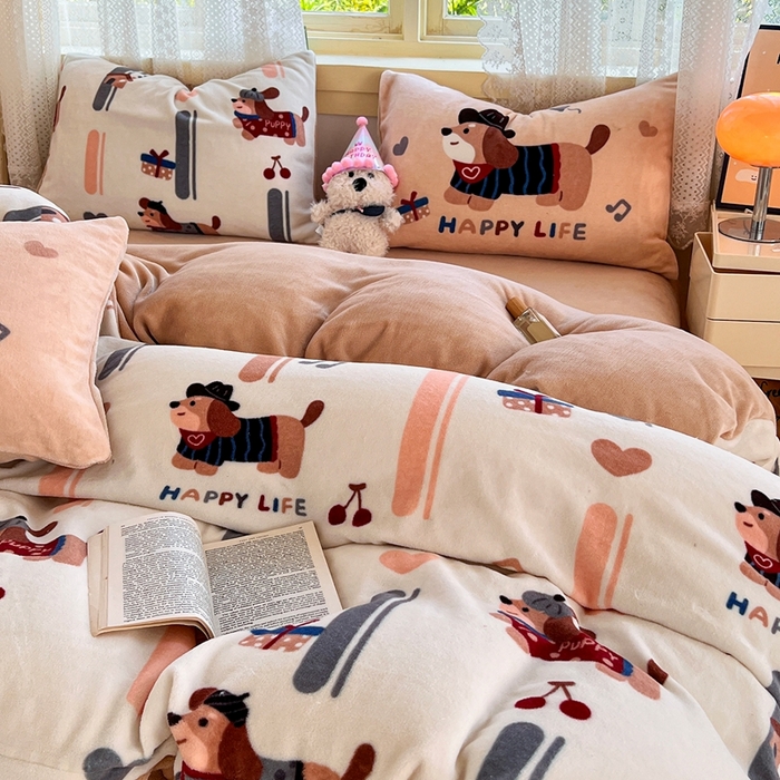 91家纺网 家纺一手货源 找家纺 徕米家居 2025新款双面牛奶绒卡通印花四件套 条纹腊肠狗