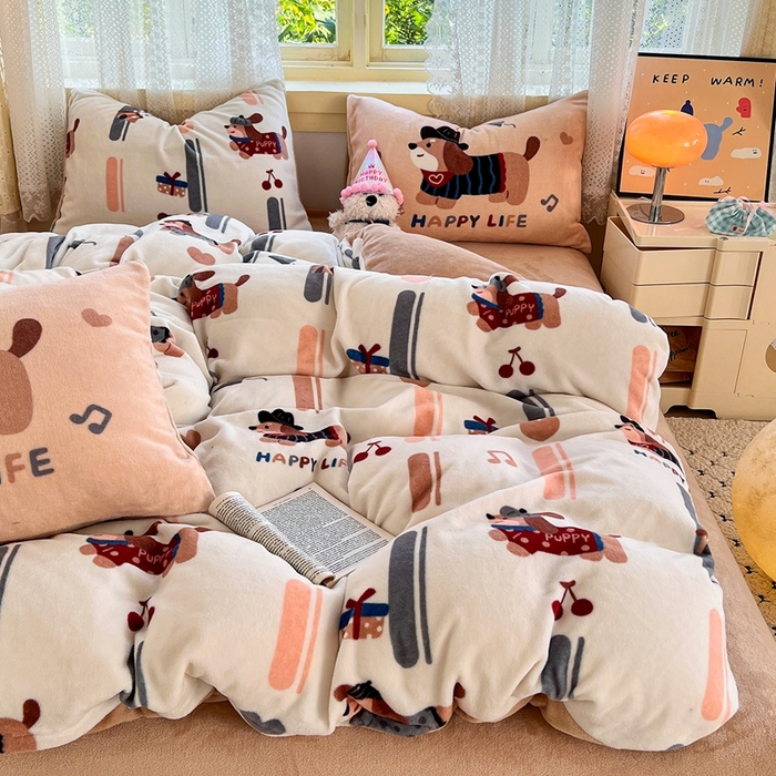 91家纺网 家纺一手货源 找家纺 徕米家居 2025新款双面牛奶绒卡通印花四件套 条纹腊肠狗