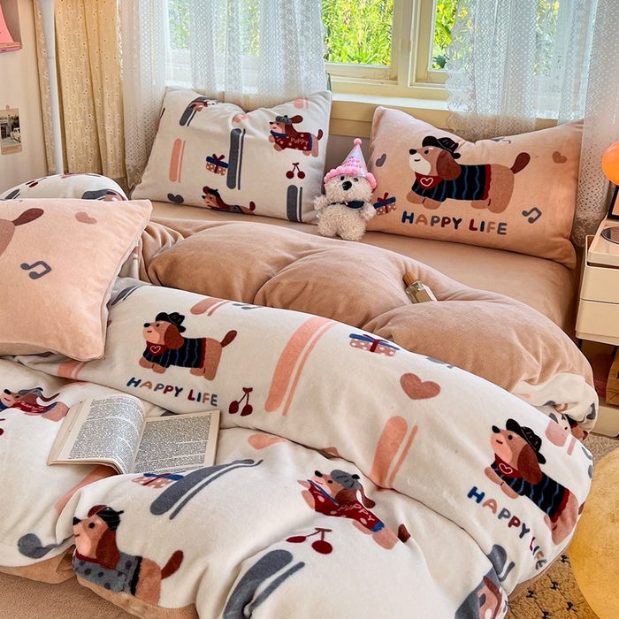 91家纺网 家纺一手货源 找家纺 徕米家居 2025新款双面牛奶绒卡通印花四件套 条纹腊肠狗