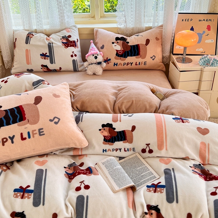 91家纺网 家纺一手货源 找家纺 徕米家居 2025新款双面牛奶绒卡通印花四件套 条纹腊肠狗