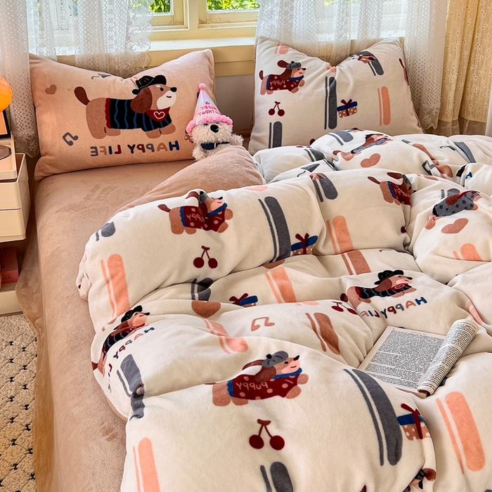 91家纺网 家纺一手货源 找家纺 徕米家居 2025新款双面牛奶绒卡通印花四件套 条纹腊肠狗