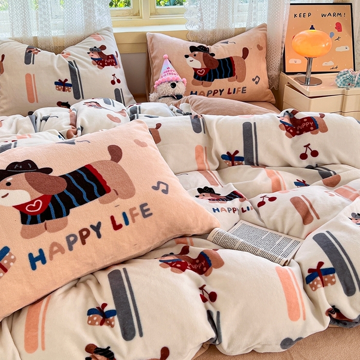 91家纺网 家纺一手货源 找家纺 徕米家居 2025新款双面牛奶绒卡通印花四件套 条纹腊肠狗