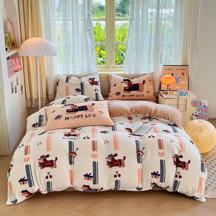 91家纺网 家纺一手货源 找家纺 徕米家居 2025新款双面牛奶绒卡通印花四件套 条纹腊肠狗