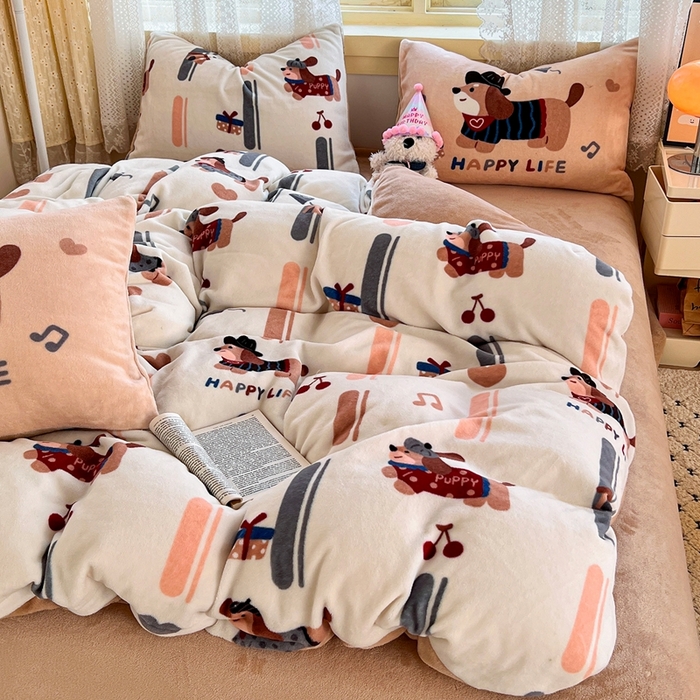 91家纺网 家纺一手货源 找家纺 徕米家居 2025新款双面牛奶绒卡通印花四件套 条纹腊肠狗