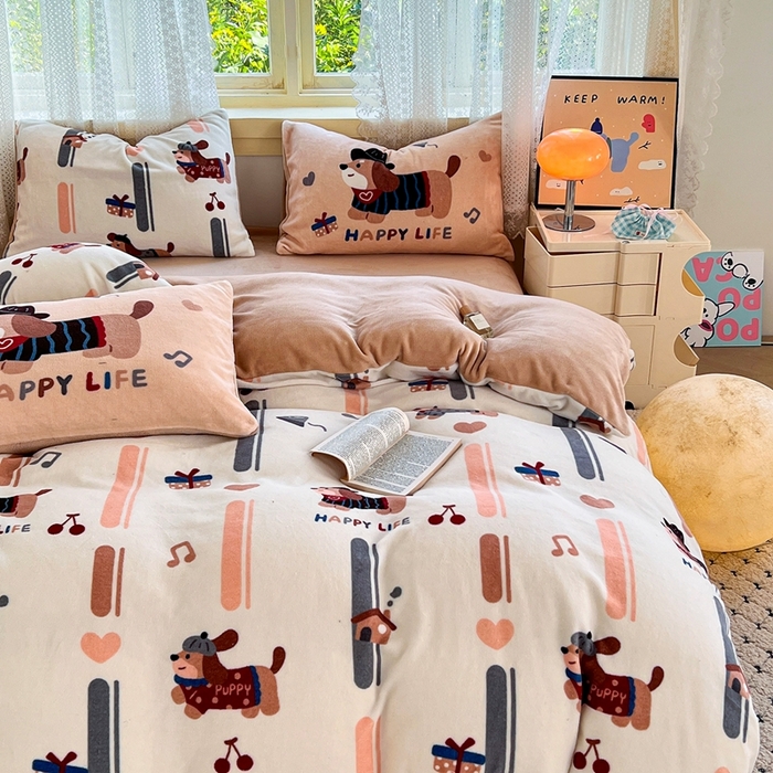 91家纺网 家纺一手货源 找家纺 徕米家居 2025新款双面牛奶绒卡通印花四件套 条纹腊肠狗