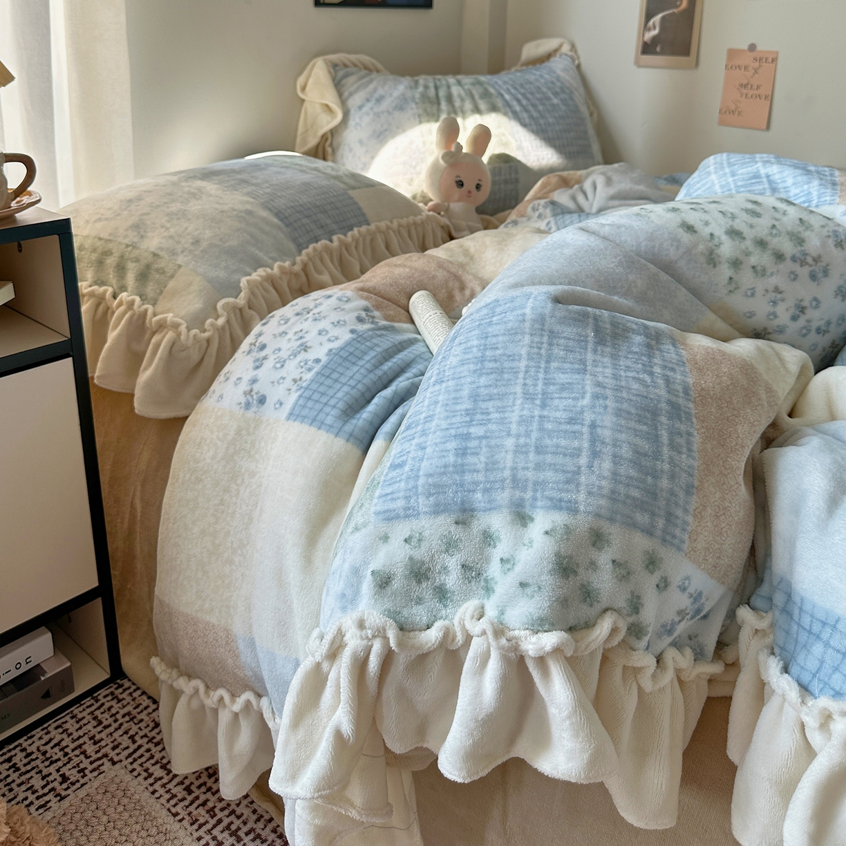 91家纺网 家纺一手货源 找家纺 艾咪-Amy ntmy 2025新款博主风花边款牛奶绒四件套-花栖礼 花栖礼-蓝