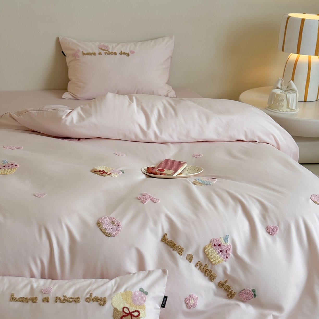 91家纺网 家纺一手货源 找家纺 （总）鹿班家居 2025新款秋冬款100S全棉磨毛毛巾绣系列四件套-布丁奶酪  标准会员-20元