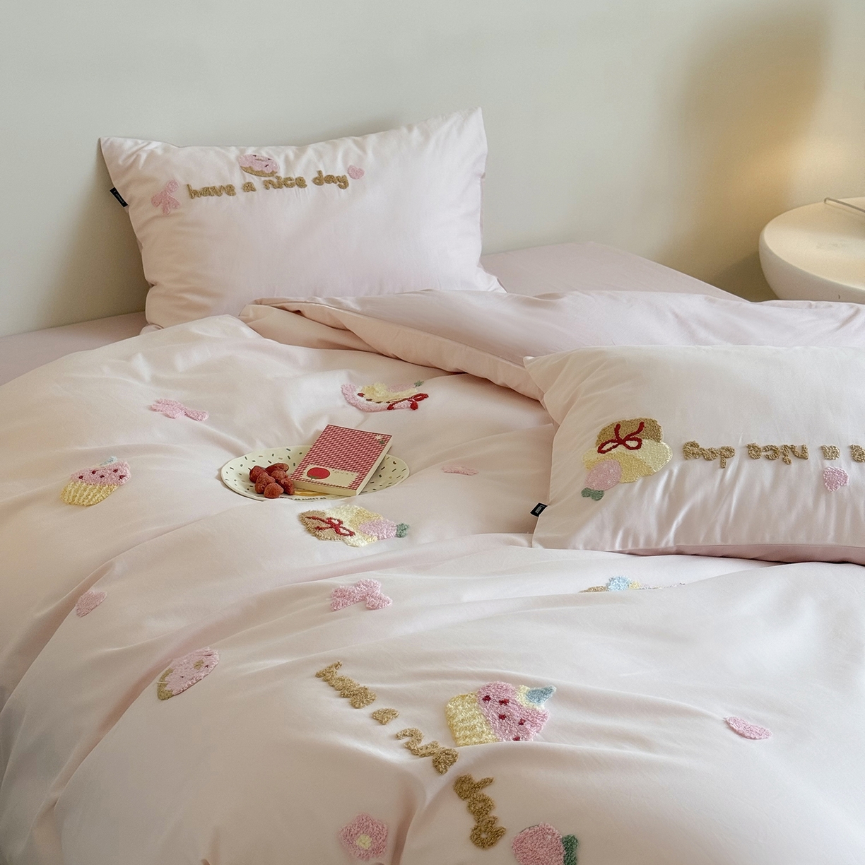 91家纺网 家纺一手货源 找家纺 （总）鹿班家居 2025新款秋冬款100S全棉磨毛毛巾绣系列四件套-布丁奶酪  标准会员-20元