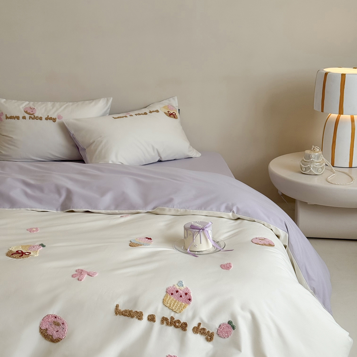 91家纺网 家纺一手货源 找家纺 鹿班家居 2025新款秋冬款100S全棉磨毛毛巾绣系列四件套-布丁奶酪  标准会员-20元 紫色