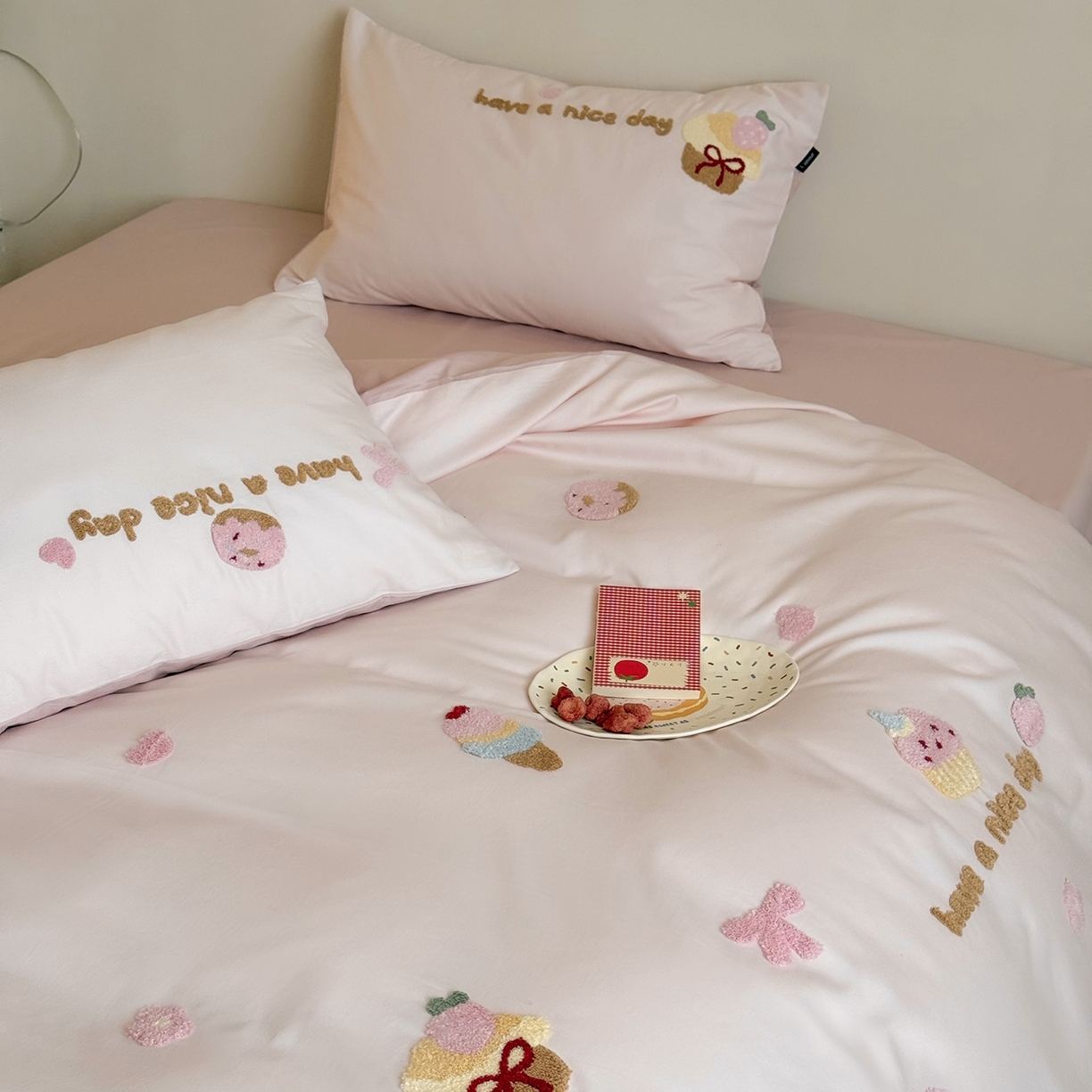 91家纺网 家纺一手货源 找家纺 鹿班家居 2025新款秋冬款100S全棉磨毛毛巾绣系列四件套-布丁奶酪  标准会员-20元 粉色