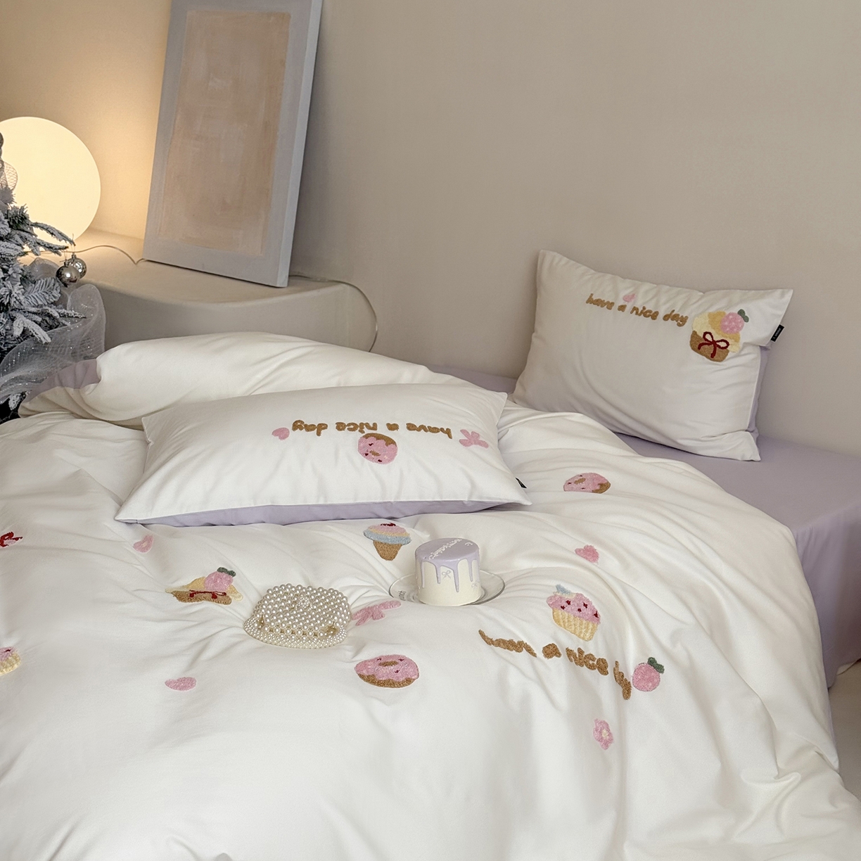 91家纺网 家纺一手货源 找家纺 鹿班家居 2025新款秋冬款100S全棉磨毛毛巾绣系列四件套-布丁奶酪  标准会员-20元 紫色