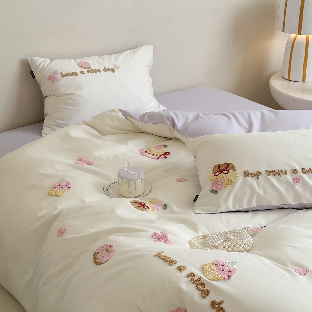 91家纺网 家纺一手货源 找家纺 鹿班家居 2025新款秋冬款100S全棉磨毛毛巾绣系列四件套-布丁奶酪  标准会员-20元 紫色