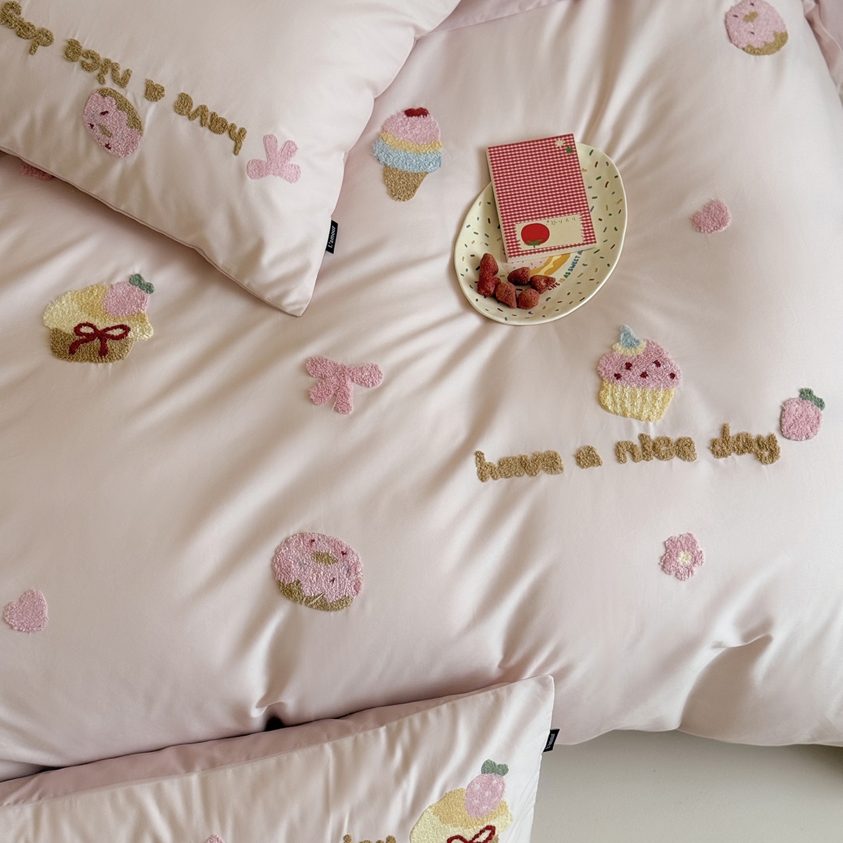 91家纺网 家纺一手货源 找家纺 鹿班家居 2025新款秋冬款100S全棉磨毛毛巾绣系列四件套-布丁奶酪  标准会员-20元 粉色