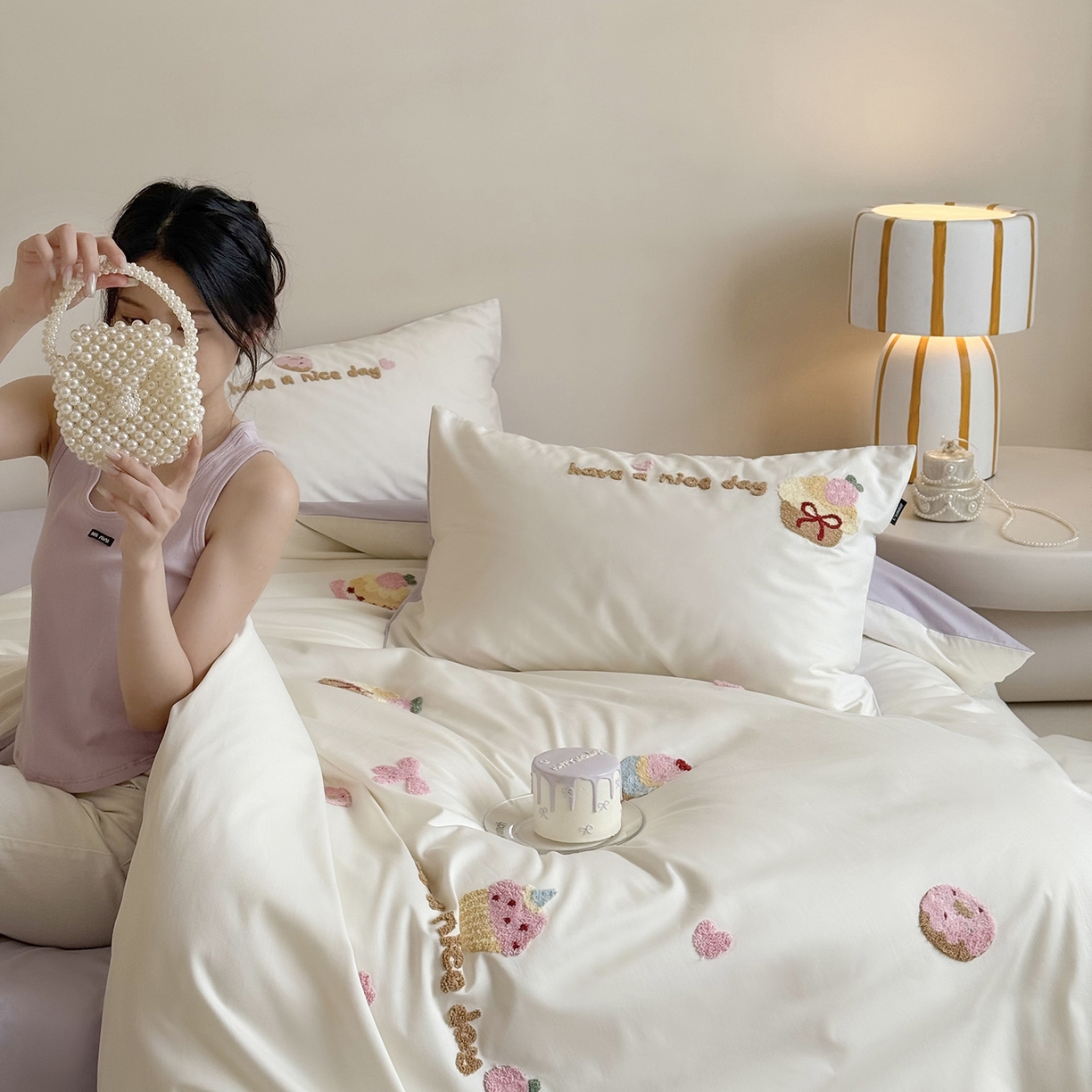 91家纺网 家纺一手货源 找家纺 鹿班家居 2025新款秋冬款100S全棉磨毛毛巾绣系列四件套-布丁奶酪  标准会员-20元 紫色