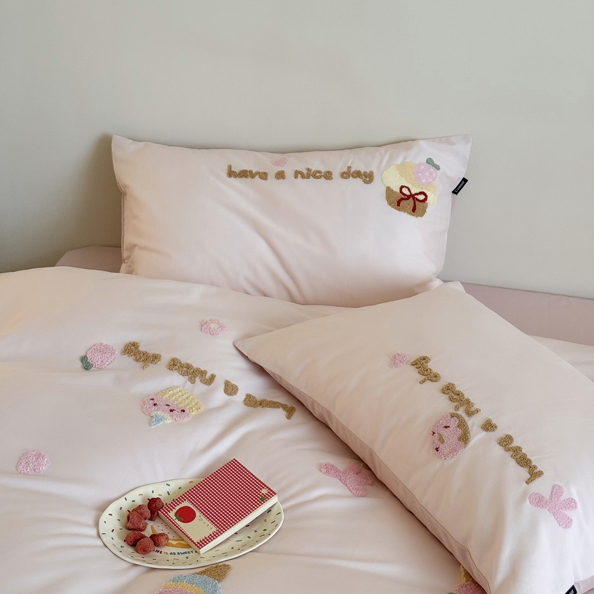 91家纺网 家纺一手货源 找家纺 鹿班家居 2025新款秋冬款100S全棉磨毛毛巾绣系列四件套-布丁奶酪  标准会员-20元 粉色