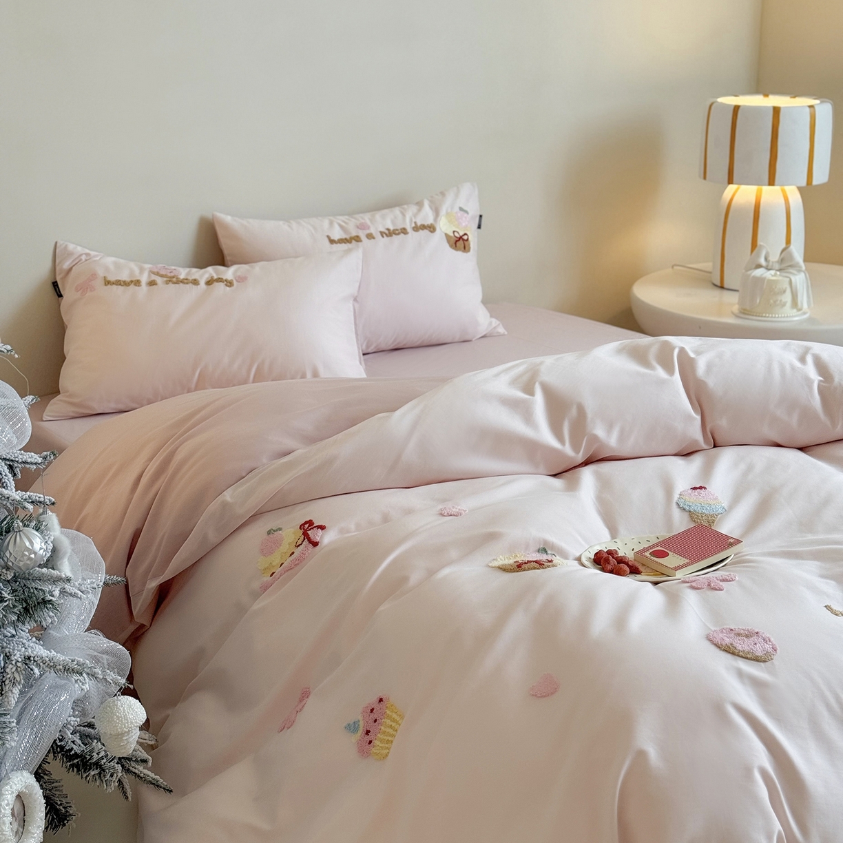 91家纺网 家纺一手货源 找家纺 鹿班家居 2025新款秋冬款100S全棉磨毛毛巾绣系列四件套-布丁奶酪  标准会员-20元 粉色