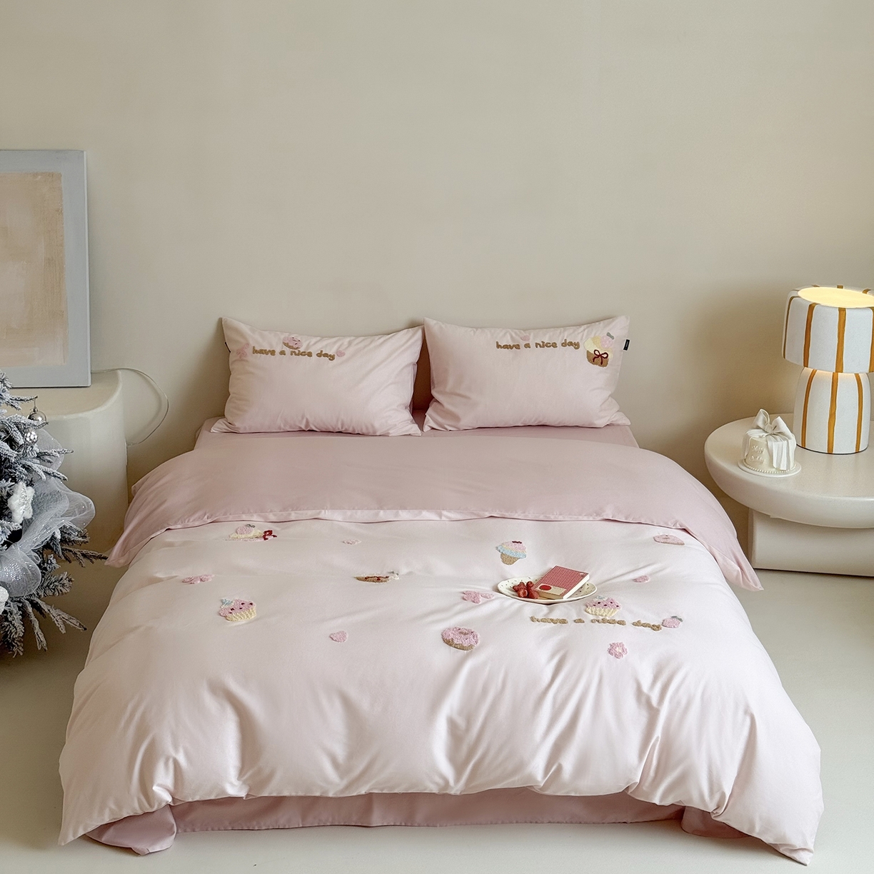 91家纺网 家纺一手货源 找家纺 鹿班家居 2025新款秋冬款100S全棉磨毛毛巾绣系列四件套-布丁奶酪  标准会员-20元 粉色