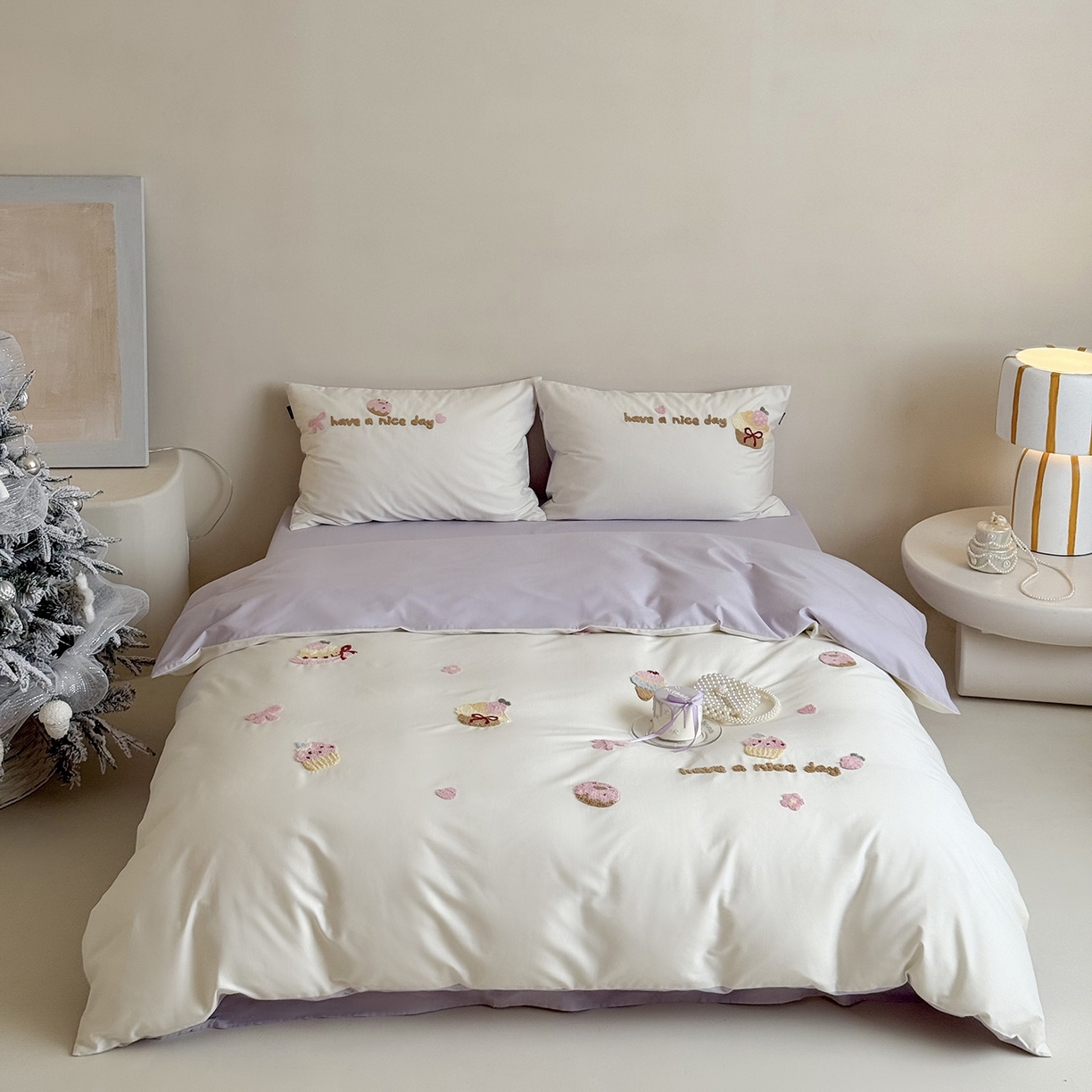 91家纺网 家纺一手货源 找家纺 鹿班家居 2025新款秋冬款100S全棉磨毛毛巾绣系列四件套-布丁奶酪  标准会员-20元 紫色