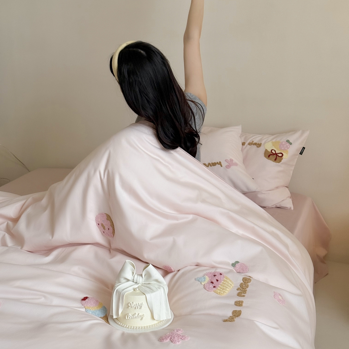 91家纺网 家纺一手货源 找家纺 （总）鹿班家居 2025新款秋冬款100S全棉磨毛毛巾绣系列四件套-布丁奶酪  标准会员-20元