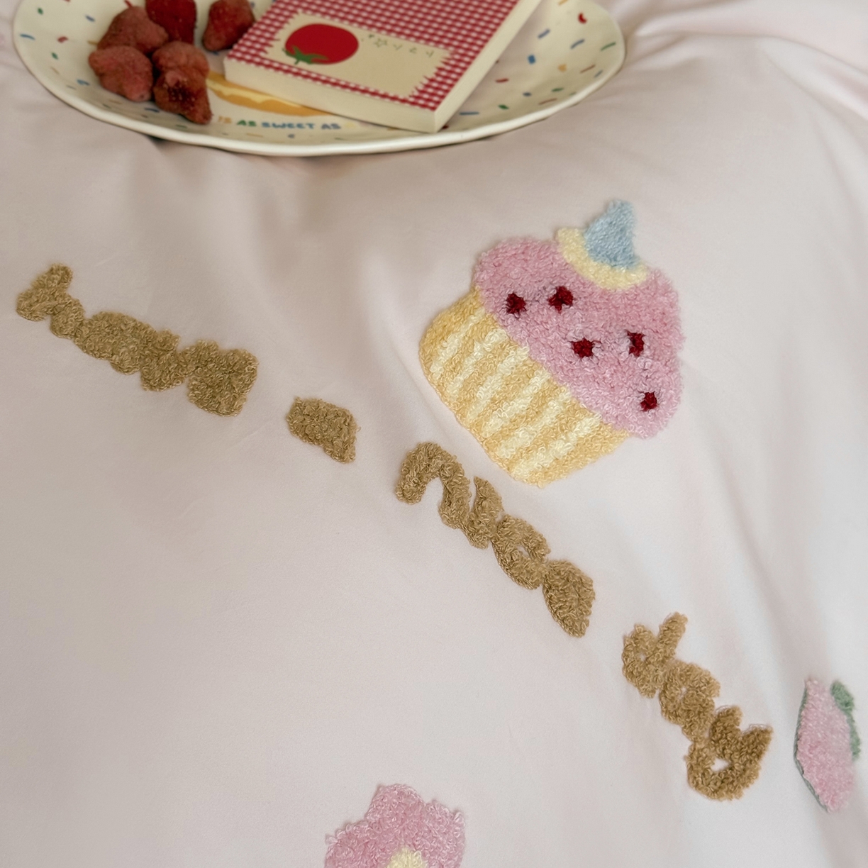 91家纺网 家纺一手货源 找家纺 鹿班家居 2025新款秋冬款100S全棉磨毛毛巾绣系列四件套-布丁奶酪  标准会员-20元 粉色