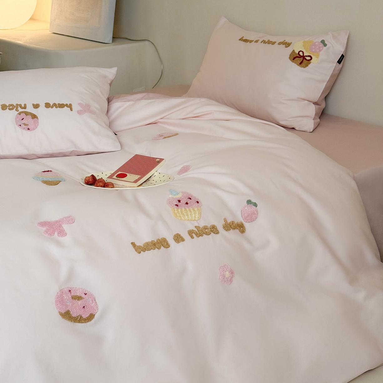 91家纺网 家纺一手货源 找家纺 鹿班家居 2025新款秋冬款100S全棉磨毛毛巾绣系列四件套-布丁奶酪  标准会员-20元 粉色