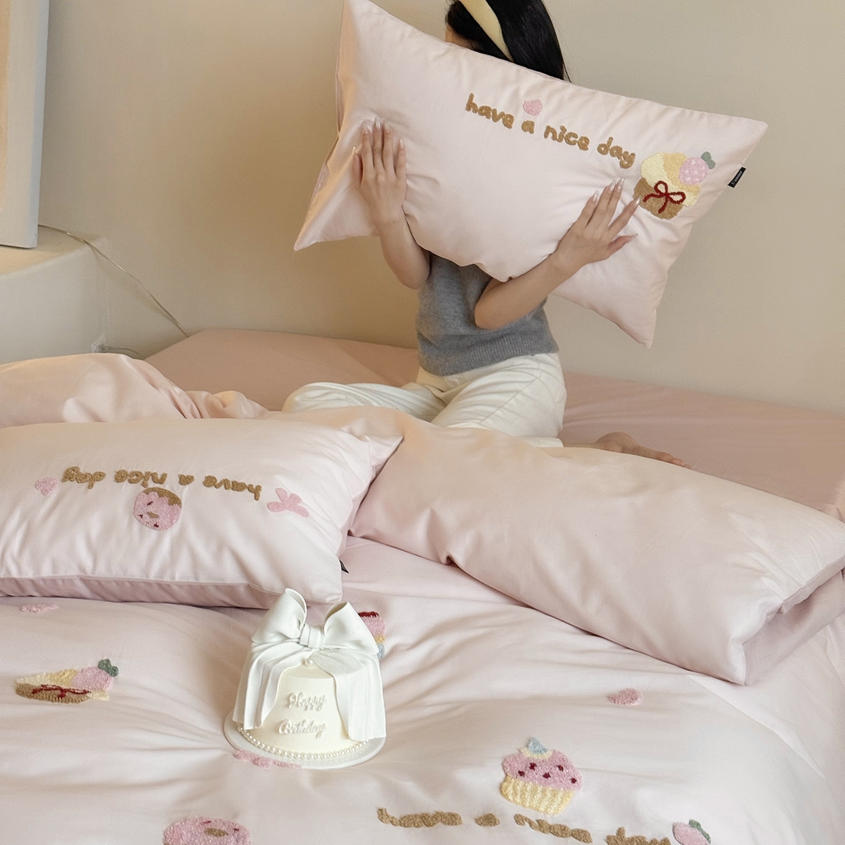 91家纺网 家纺一手货源 找家纺 （总）鹿班家居 2025新款秋冬款100S全棉磨毛毛巾绣系列四件套-布丁奶酪  标准会员-20元