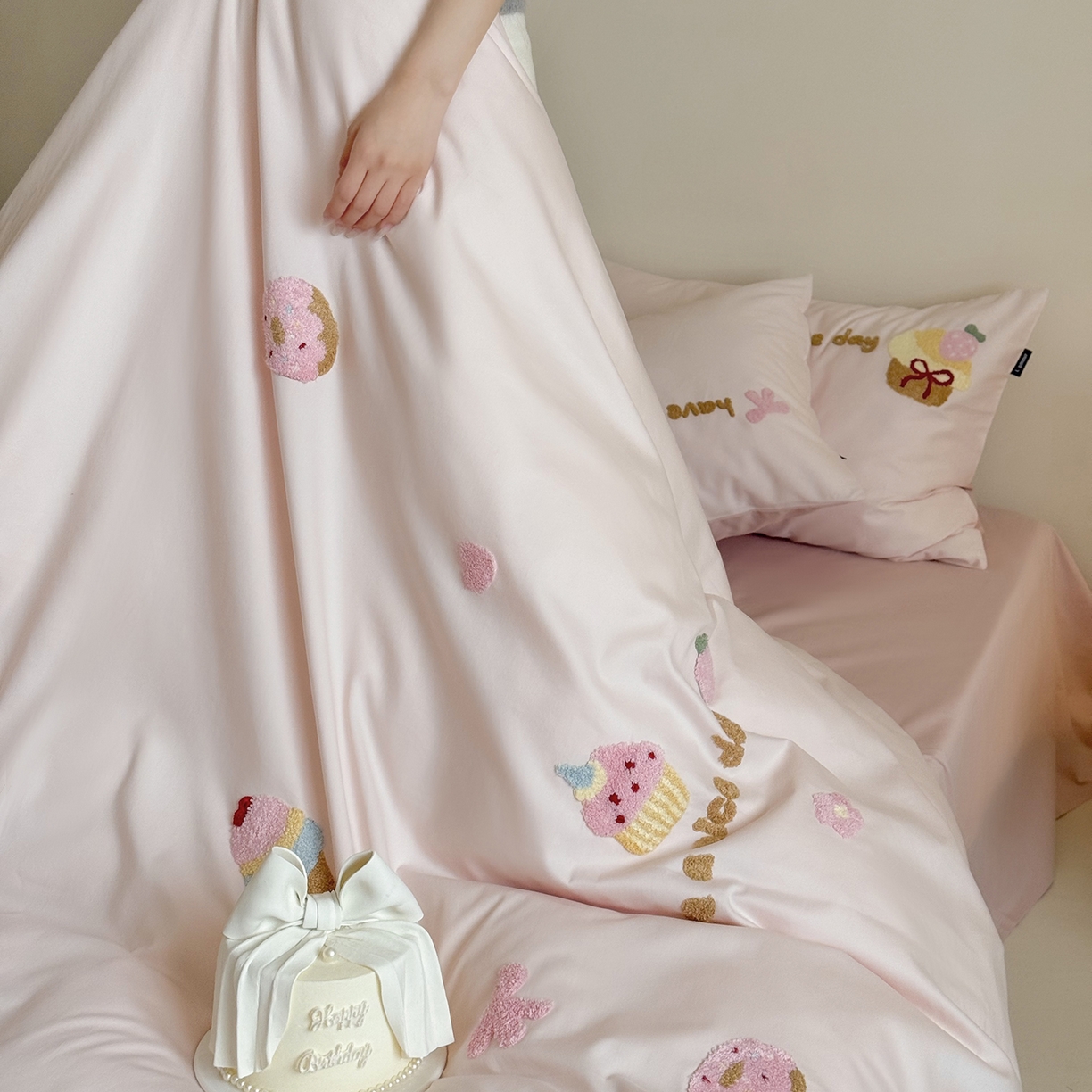 91家纺网 家纺一手货源 找家纺 （总）鹿班家居 2025新款秋冬款100S全棉磨毛毛巾绣系列四件套-布丁奶酪  标准会员-20元