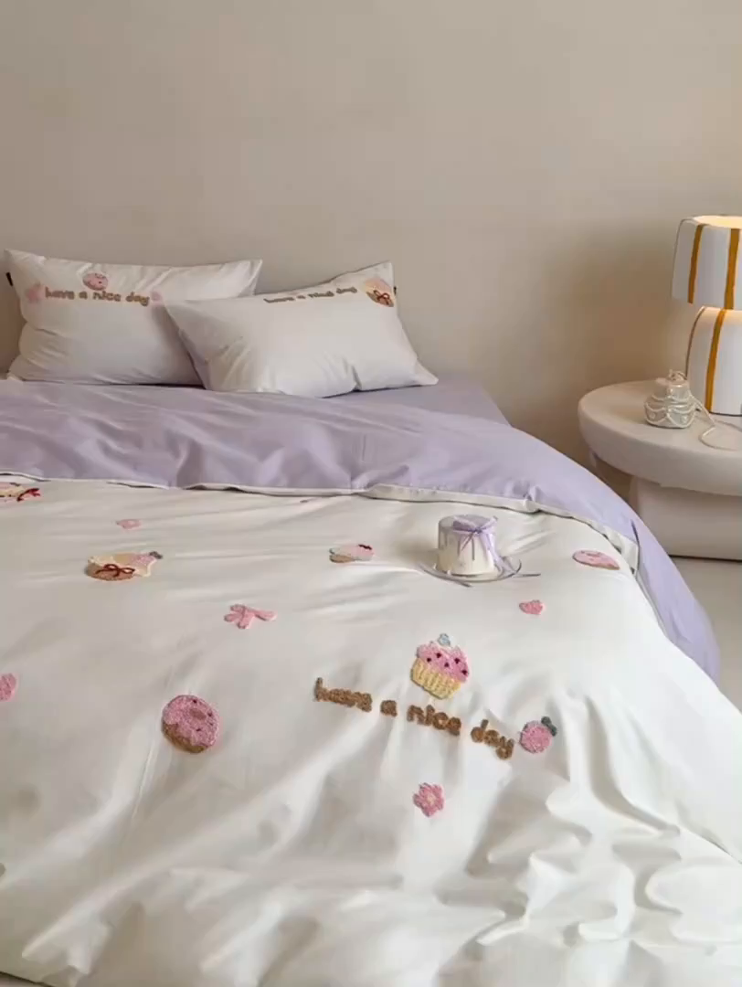 91家纺网 家纺一手货源 找家纺 鹿班家居 2025新款秋冬款100S全棉磨毛毛巾绣系列四件套-布丁奶酪  标准会员-20元 紫色