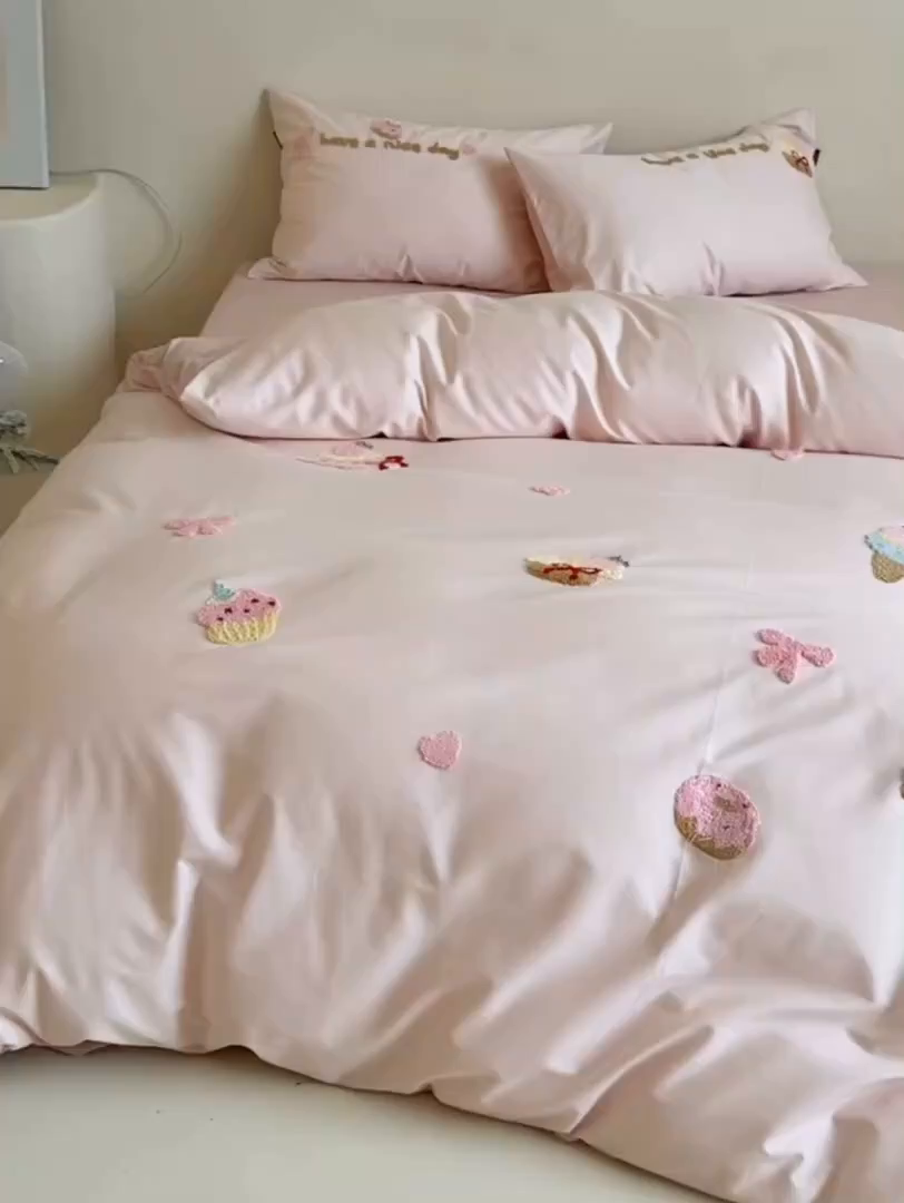 91家纺网 家纺一手货源 找家纺 鹿班家居 2025新款秋冬款100S全棉磨毛毛巾绣系列四件套-布丁奶酪  标准会员-20元 粉色