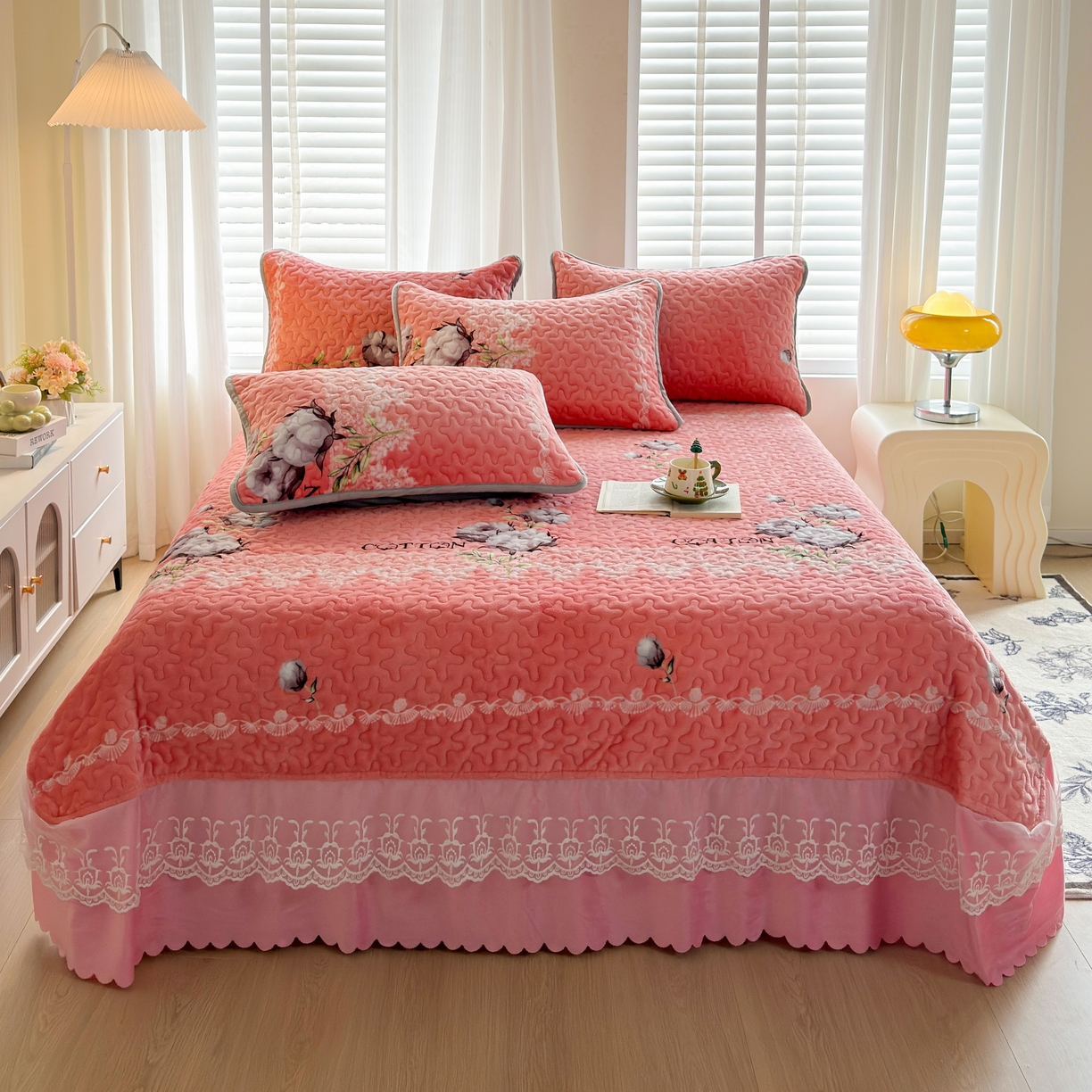 91家纺网 家纺一手货源 找家纺 （总）梓依家纺 2025新款牛奶绒单床裙款蕾丝床盖三件套四件套