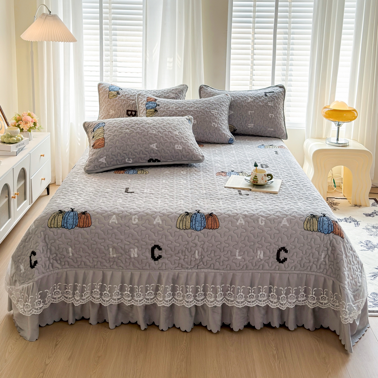 91家纺网 家纺一手货源 找家纺 （总）梓依家纺 2025新款牛奶绒单床裙款蕾丝床盖三件套四件套