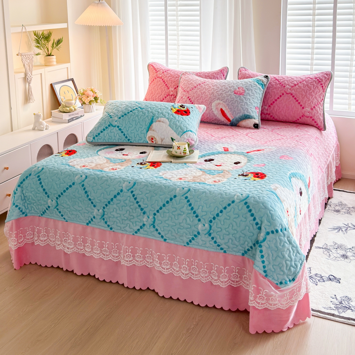 91家纺网 家纺一手货源 找家纺 （总）梓依家纺 2025新款牛奶绒单床裙款蕾丝床盖三件套四件套