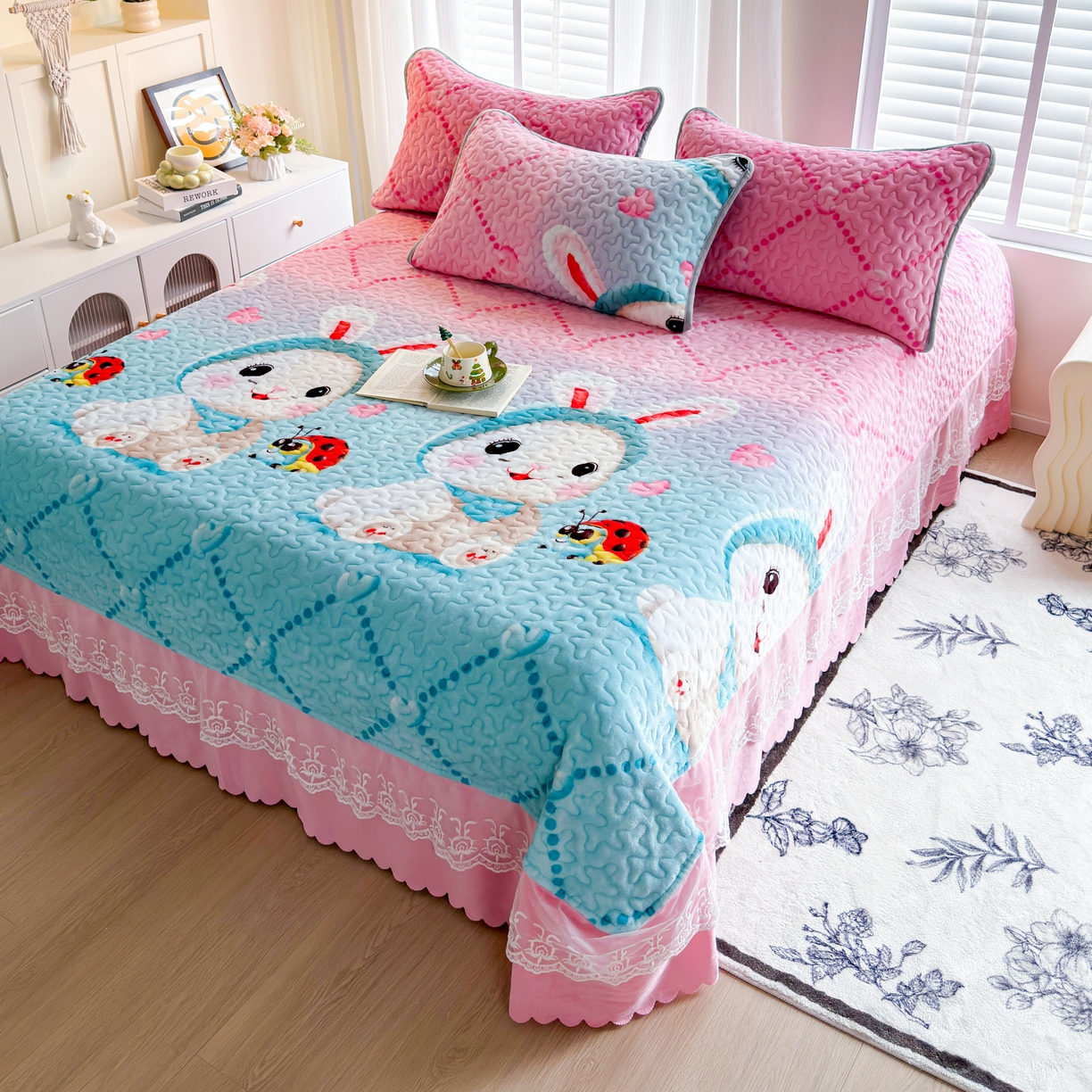 91家纺网 家纺一手货源 找家纺 （总）梓依家纺 2025新款牛奶绒单床裙款蕾丝床盖三件套四件套