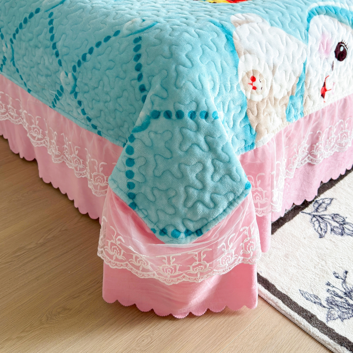 91家纺网 家纺一手货源 找家纺 （总）梓依家纺 2025新款牛奶绒单床裙款蕾丝床盖三件套四件套