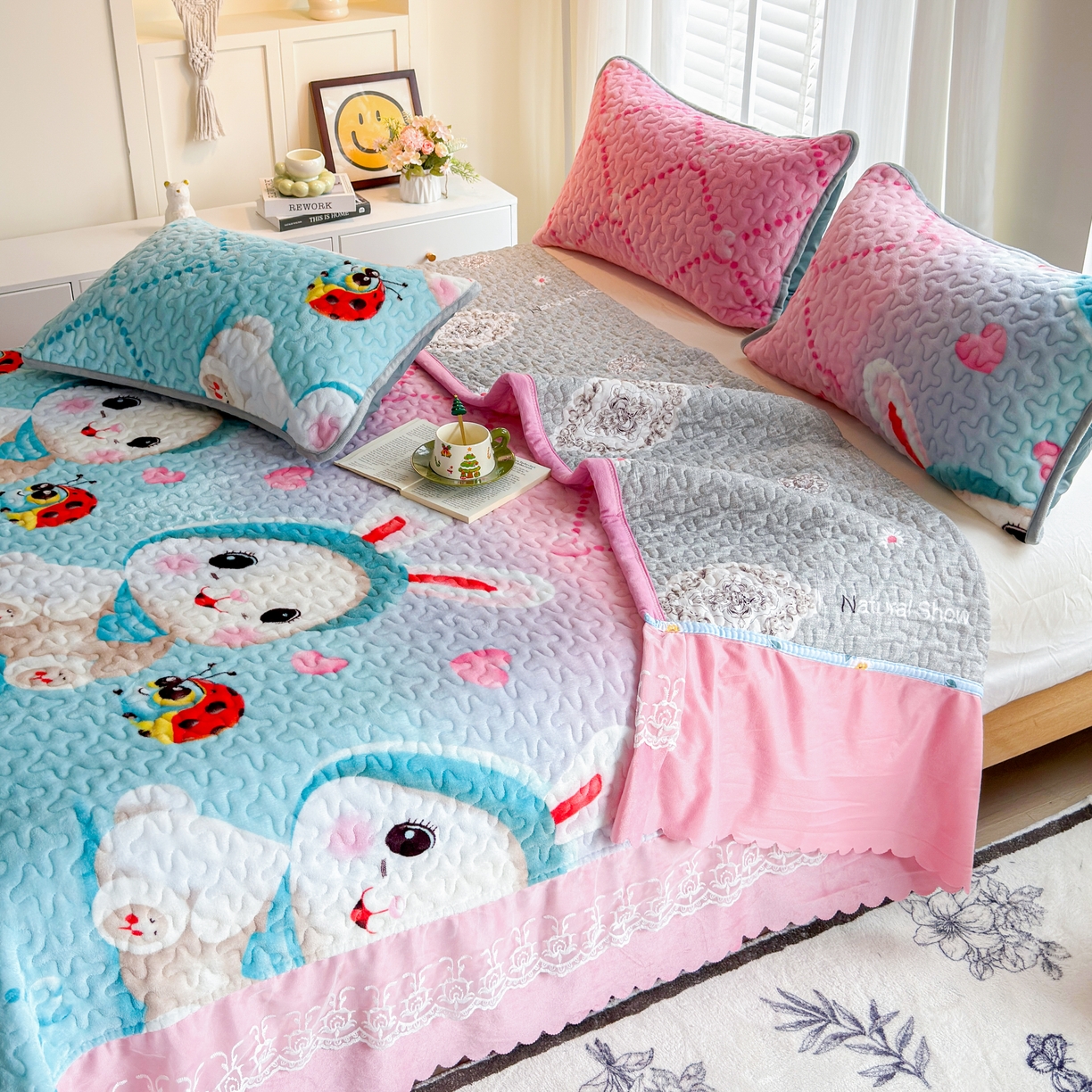 91家纺网 家纺一手货源 找家纺 （总）梓依家纺 2025新款牛奶绒单床裙款蕾丝床盖三件套四件套