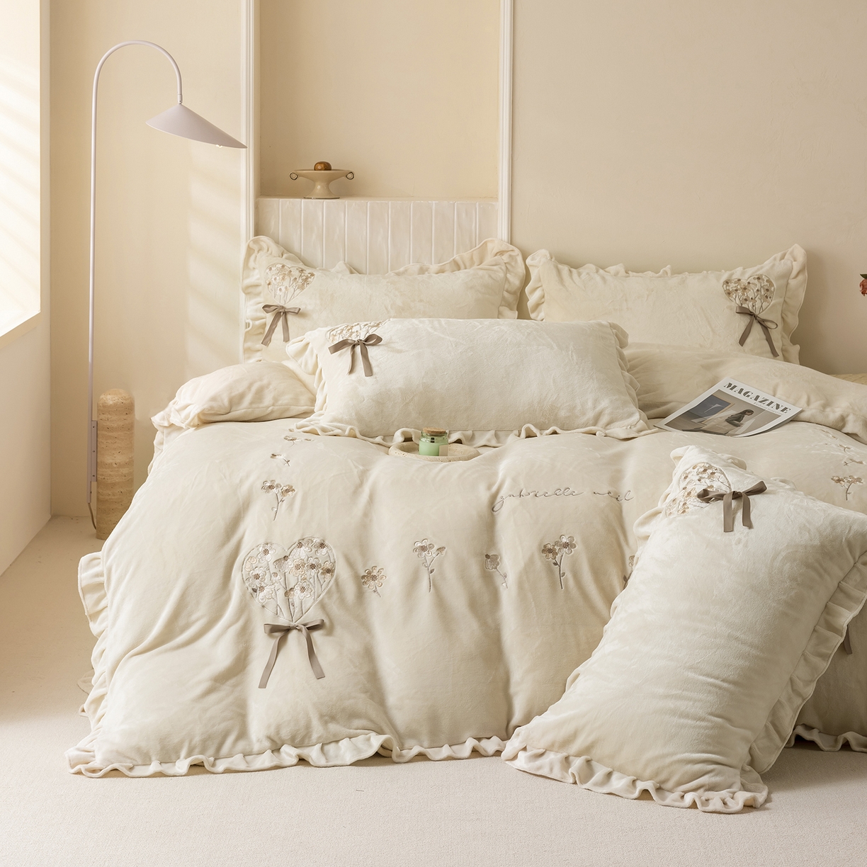 91家纺网 家纺一手货源 找家纺 （总）卡初家居（原微来） 2025新款A类秋冬亲肤牛奶绒刺绣款四件套-谧语系列（提供买家秀）