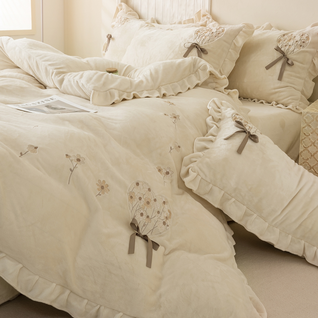 91家纺网 家纺一手货源 找家纺 （总）卡初家居（原微来） 2025新款A类秋冬亲肤牛奶绒刺绣款四件套-谧语系列（提供买家秀）