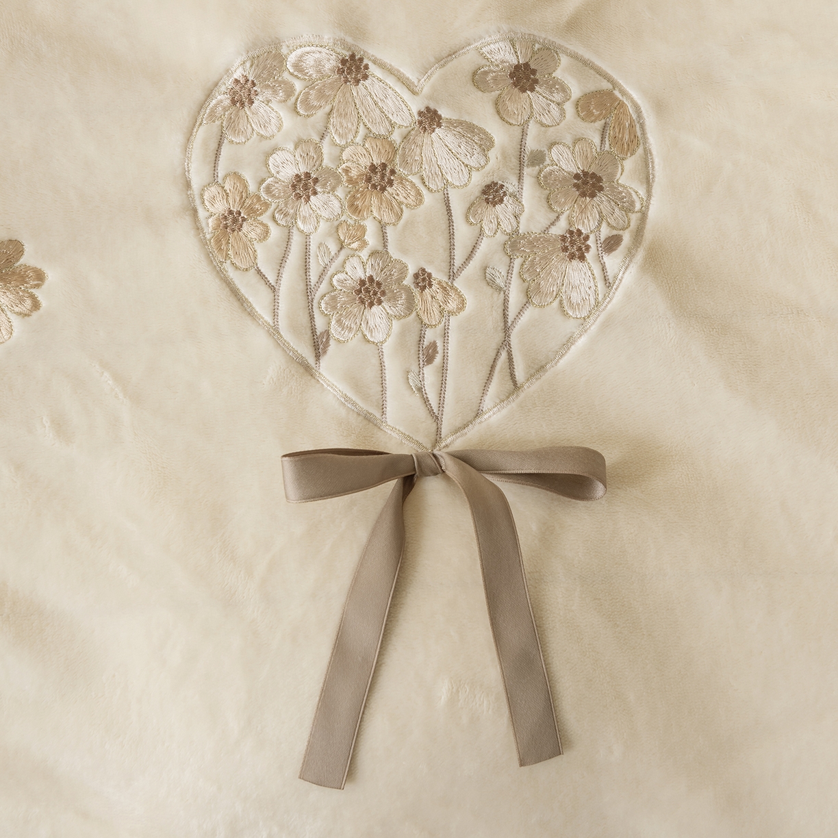 91家纺网 家纺一手货源 找家纺 （总）卡初家居（原微来） 2025新款A类秋冬亲肤牛奶绒刺绣款四件套-谧语系列（提供买家秀）