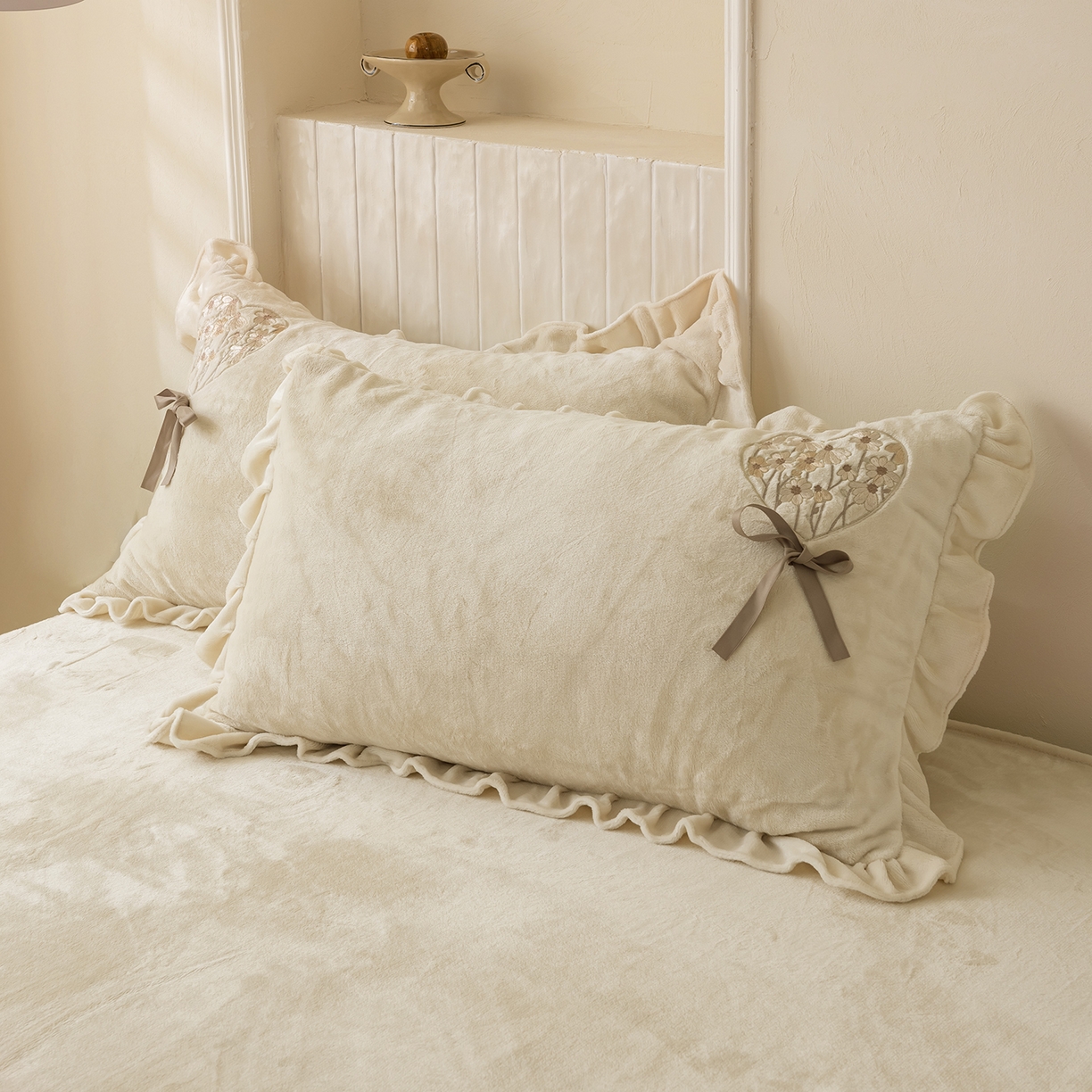 91家纺网 家纺一手货源 找家纺 （总）卡初家居（原微来） 2025新款A类秋冬亲肤牛奶绒刺绣款四件套-谧语系列（提供买家秀）