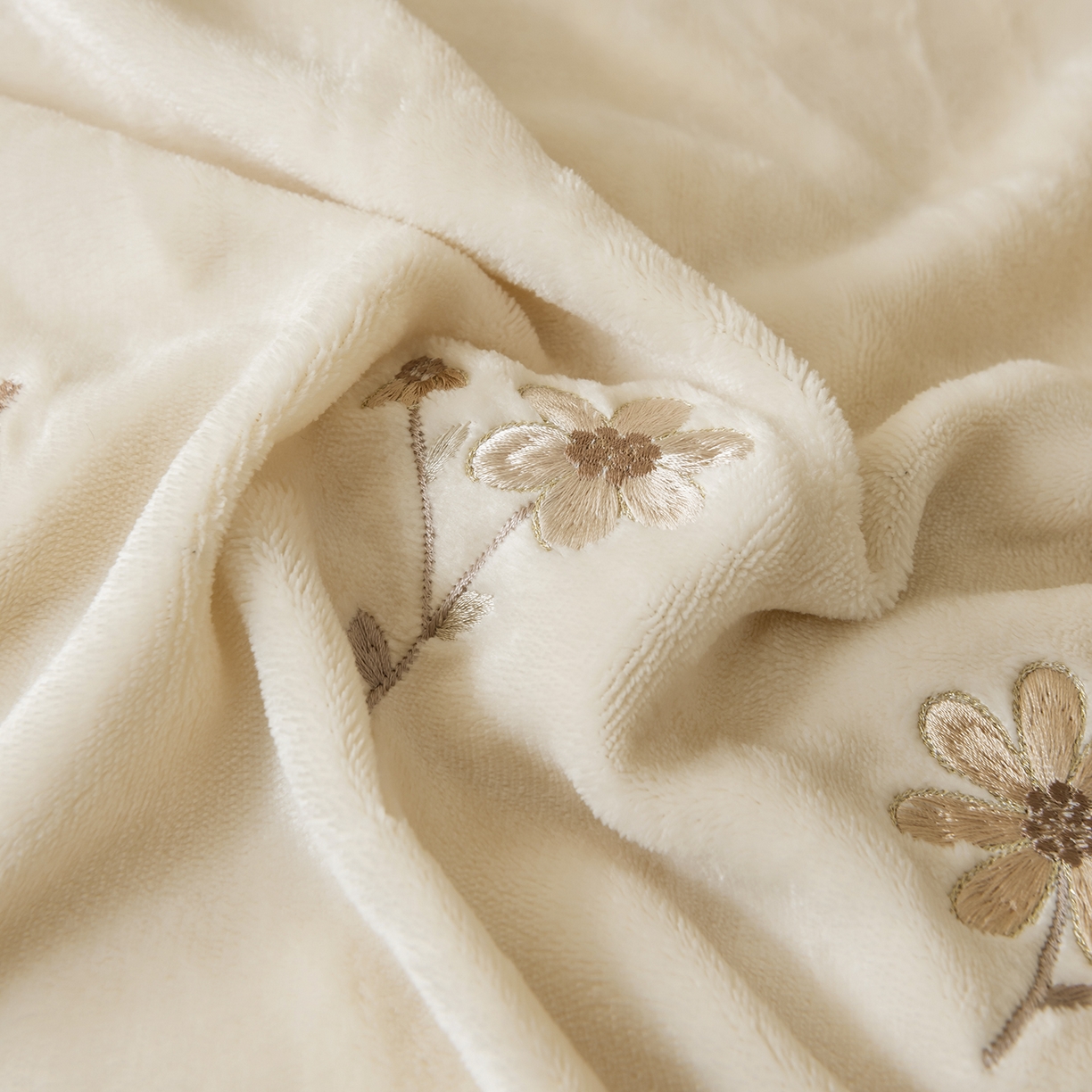 91家纺网 家纺一手货源 找家纺 （总）卡初家居（原微来） 2025新款A类秋冬亲肤牛奶绒刺绣款四件套-谧语系列（提供买家秀）