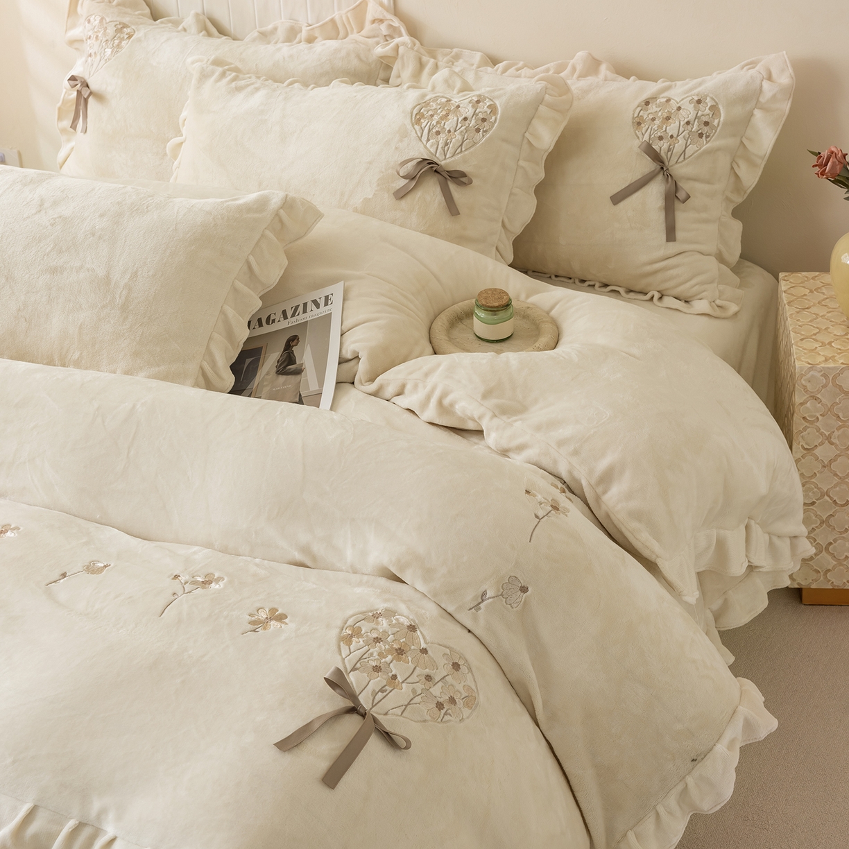 91家纺网 家纺一手货源 找家纺 （总）卡初家居（原微来） 2025新款A类秋冬亲肤牛奶绒刺绣款四件套-谧语系列（提供买家秀）