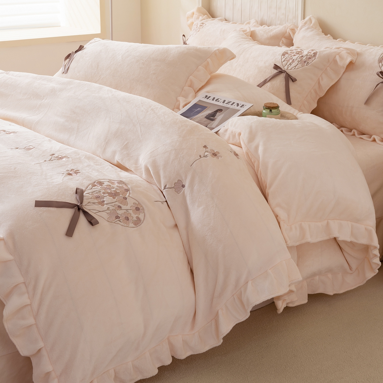 91家纺网 家纺一手货源 找家纺 卡初家居（原微来） 2025新款A类秋冬亲肤牛奶绒刺绣款四件套-谧语系列（提供买家秀） 谧语-浅玉色