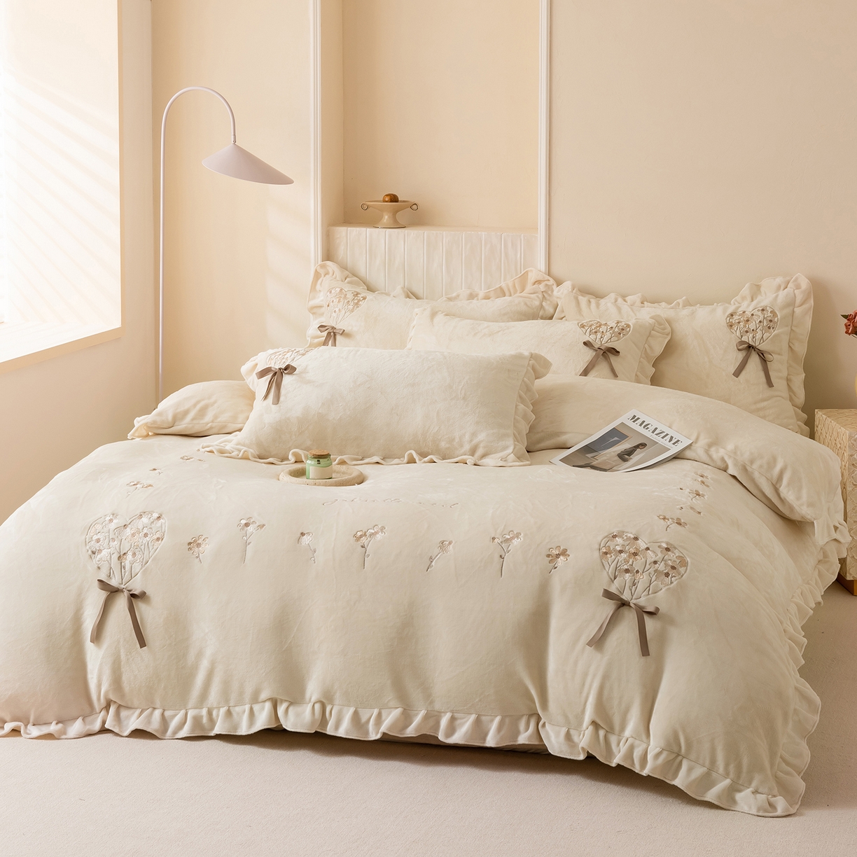 91家纺网 家纺一手货源 找家纺 卡初家居（原微来） 2025新款A类秋冬亲肤牛奶绒刺绣款四件套-谧语系列（提供买家秀） 谧语-奶昔白