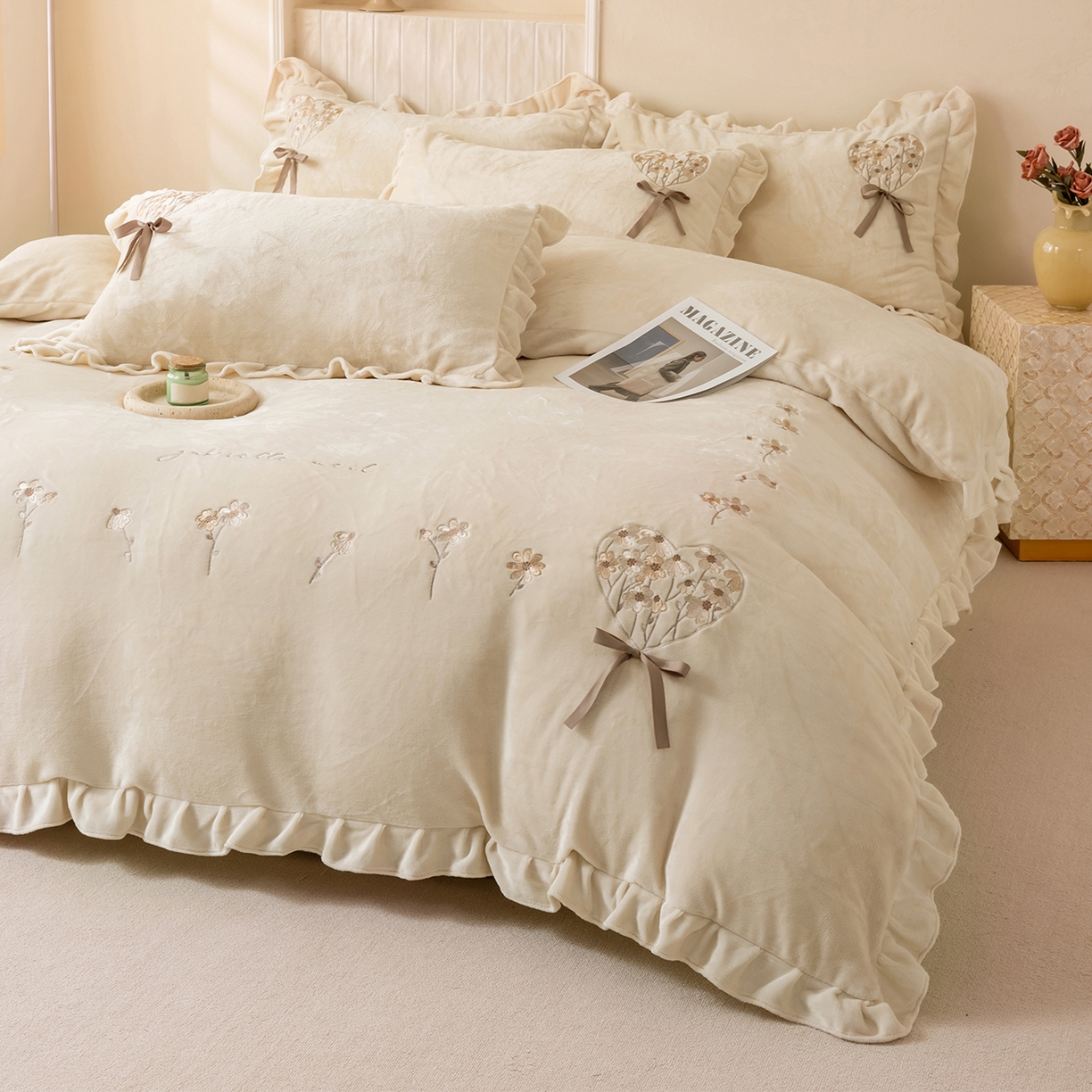 91家纺网 家纺一手货源 找家纺 卡初家居（原微来） 2025新款A类秋冬亲肤牛奶绒刺绣款四件套-谧语系列（提供买家秀） 谧语-奶昔白