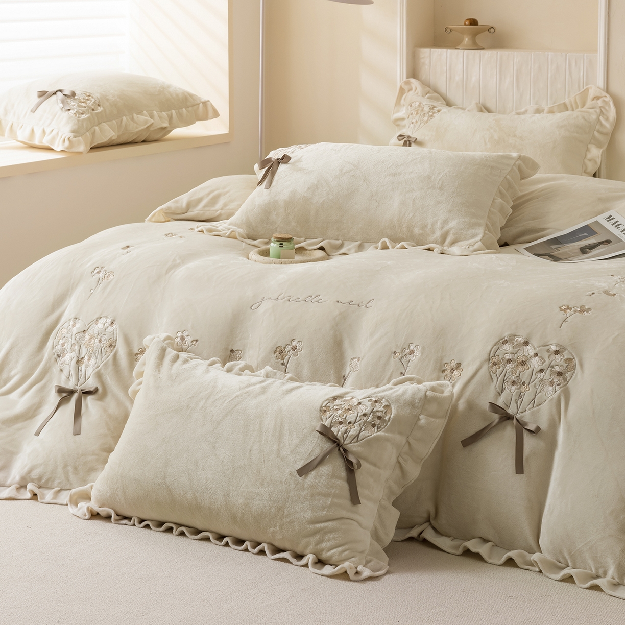 91家纺网 家纺一手货源 找家纺 卡初家居（原微来） 2025新款A类秋冬亲肤牛奶绒刺绣款四件套-谧语系列（提供买家秀） 谧语-奶昔白