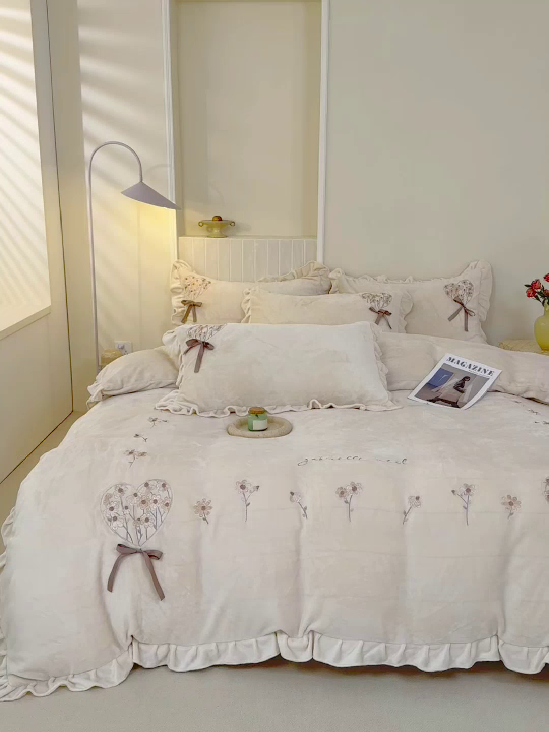 91家纺网 家纺一手货源 找家纺 卡初家居（原微来） 2025新款A类秋冬亲肤牛奶绒刺绣款四件套-谧语系列（提供买家秀） 谧语-奶昔白